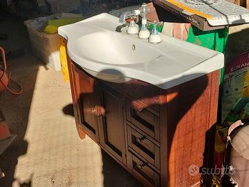 mobile in legno con lavabo