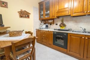 GRAZIOSO APPARTAMENTO IMMERSO NEL VERDE CON BOX AU