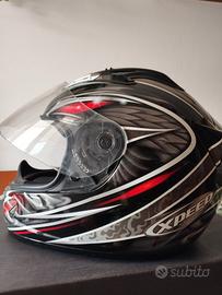 casco e stivali per moto