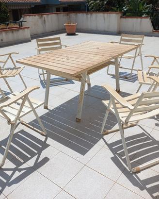 Tavolo da giardino allungabile con 6 poltroncine.
