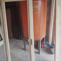 finestre in legno e porte a due ante