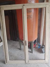 finestre in legno e porte a due ante