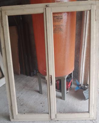 finestre in legno e porte a due ante