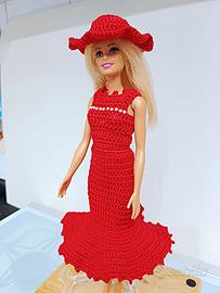 Outfit elegante con abito e cappello per “Barbie”