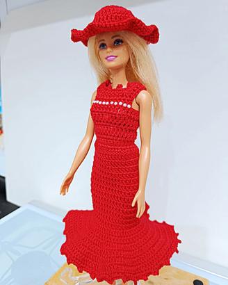 Outfit elegante con abito e cappello per “Barbie”