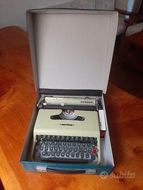 Macchina da scrivere olivetti lettera 22