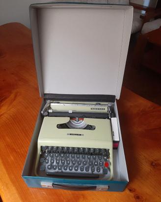Macchina da scrivere olivetti lettera 22