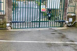 Aree suddivise e regolamentate chiuse da muro e ca