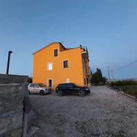 Appartamento sottotetto e terreno