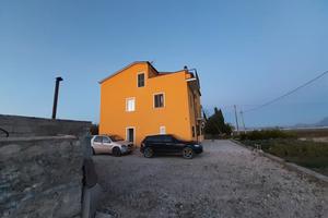 Appartamento sottotetto e terreno