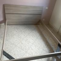 Struttura letto matrimoniale più comodini