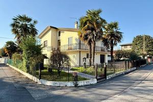 Villa di 195 m² con più di 5 locali e box auto dop