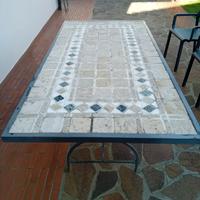 Tavolo da giardino.