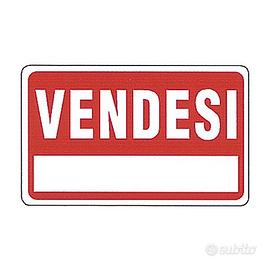 Casa con annessi e terreni agricoli
