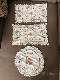 Centrini ricamati a mano a punto croce