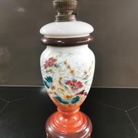 lampada a petrolio antica in vetro opalino