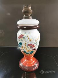 lampada a petrolio antica in vetro opalino