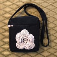 Borsa nera con fiore