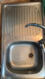 Lavello con rubinetto