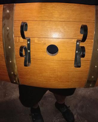 Appendiabiti a forma di botte di vino