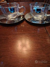 tazze cappuccio in vetro e piatti in acciaio