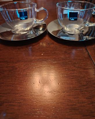 tazze cappuccio in vetro e piatti in acciaio