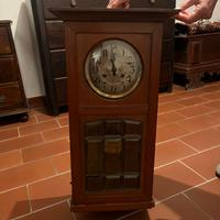 Antico orologio da parete a pendolo