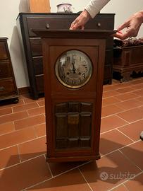 Antico orologio da parete a pendolo