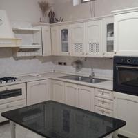 Cucina con tavolo