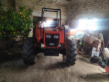 trattore agricolo e attrezzature 