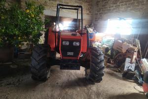 trattore agricolo e attrezzature 