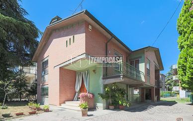 VILLA INDIPENDENTE SU 4 LATI CON GIARDINO PRIVATO