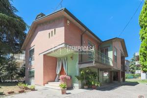 VILLA INDIPENDENTE SU 4 LATI CON GIARDINO PRIVATO