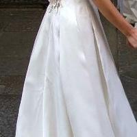 Abito da sposa in seta e anche scarpe