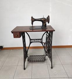 Antica macchina da cucire Singer a pedale