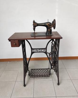 Antica macchina da cucire Singer a pedale