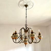 Lampadario in ferro battuto e ceramica decorata