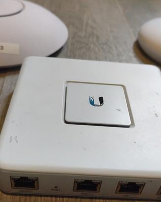 Kit Ubiquiti UniFi – AP AC-LR + USG + Camera + PoE