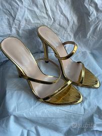 Scarpe col tacco oro