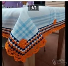 Tovaglia lavorata con l'uncinetto