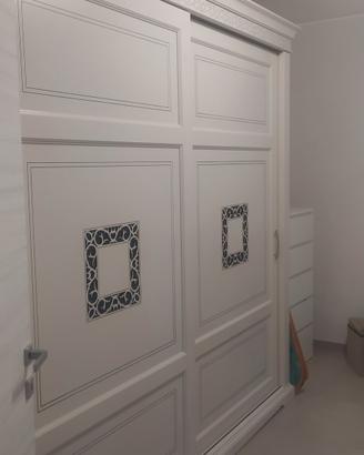 armadio a due ante scorrevoli  realizzato in legno