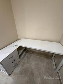 Scrivania Angolo 140x105x75cm, 3 cassetti, 2 usb