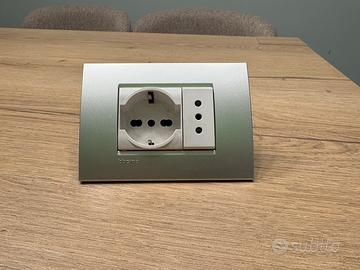 BTicino Living Light – Placca + presa universale