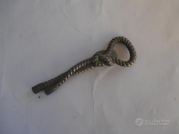 Levatappi a forma di cordone