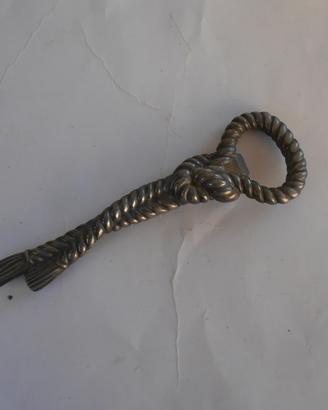 Levatappi a forma di cordone