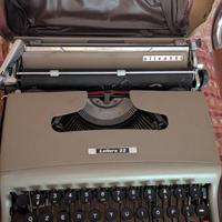 Macchina da scrivere Olivetti lettera 22