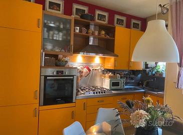 cucina con elettrodomestici
