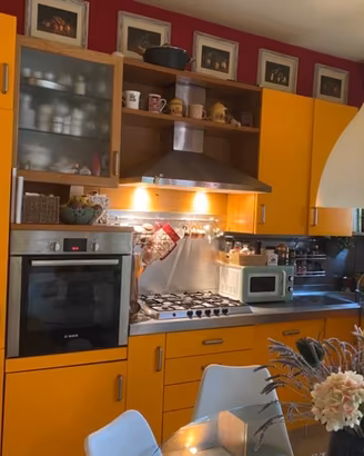 cucina con elettrodomestici