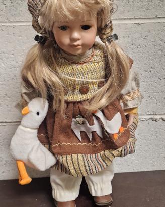 Bambola da Collezione con Oca - Stile Vintage