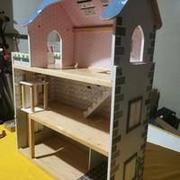 Casetta in legno con areddi in legno